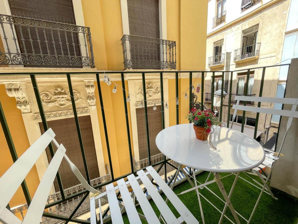 Apartamento Con Mucho Encanto En Pleno Centro Alicante Luaran gambar